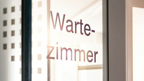 Wartezimmer einer Arztpraxis, leer, Sonnenlicht und Textfreiraum