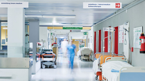 Arzt Krankenhaus unscharf Flur Lift rot Bett