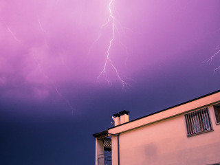 Blitzeinschlag über Häuserdach, Unwetter in Italien