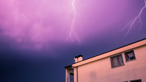 Blitzeinschlag über Häuserdach, Unwetter in Italien