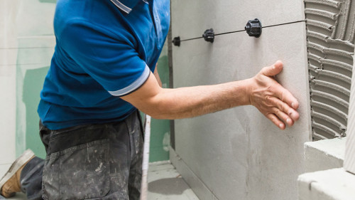 Fliesenleger bei der Arbeit, Haus umbau oder renovierung
