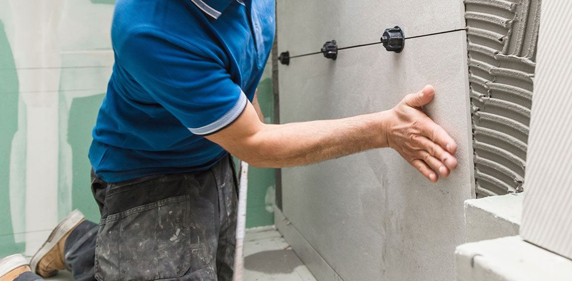 Fliesenleger bei der Arbeit, Haus umbau oder renovierung