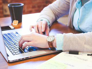 Frau-Laptop-849825-AS-StartupStockPhotos