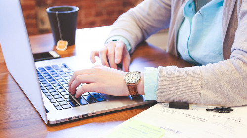 Frau-Laptop-849825-AS-StartupStockPhotos
