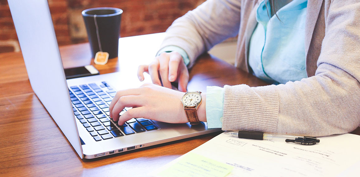 Frau-Laptop-849825-AS-StartupStockPhotos