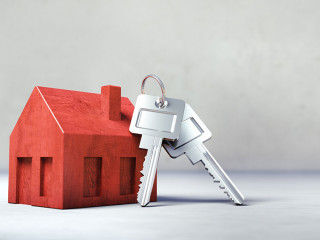 Rotes Bauklotz-Häuschen mit Schlüsseln