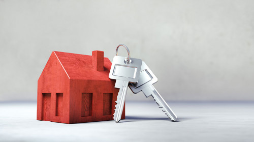 Rotes Bauklotz-Häuschen mit Schlüsseln