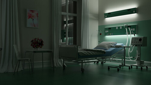 Bett in Krankenzimmer in Krankenhaus bei Nacht