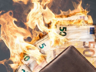 Brennende-Geldscheine-245553697-AS-photoschmidt
