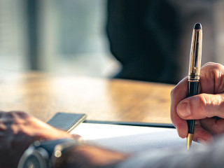 20220722_Mann-Unterschrift-390405385-AS-Pitchayaarch