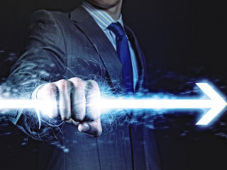 Anzugtraeger-haelt-Pfeil