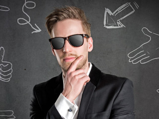 Anzugträger mit Sonnenbrille