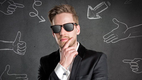 Anzugträger mit Sonnenbrille