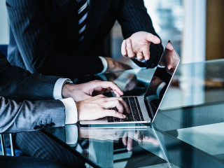 Anzugtraeger-Gespraech-Laptop-318002844-AS-polkadot