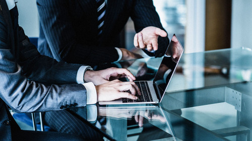 Anzugtraeger-Gespraech-Laptop-318002844-AS-polkadot