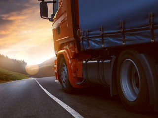 LKW fährt im Sonnenuntergang