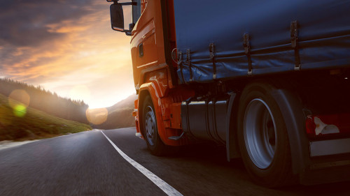 LKW fährt im Sonnenuntergang