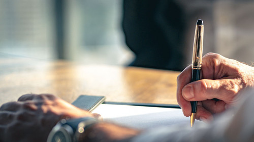 Mann-Unterschrift-390405385-AS-Pitchayaarch