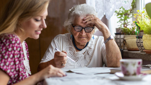 Seniorin-Enkelin-Unterlagen-377959197-AS-pikselstock