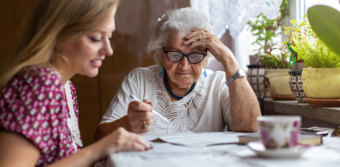 Seniorin-Enkelin-Unterlagen-377959197-AS-pikselstock