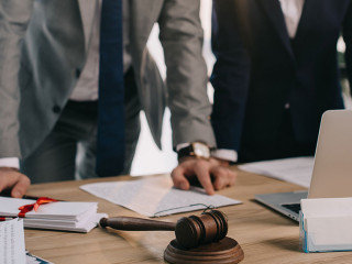 AnzugtraegerIn-Laptop-Richterhammer-190059534-DP-VitalikRadko