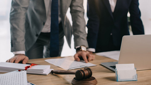 AnzugtraegerIn-Laptop-Richterhammer-190059534-DP-VitalikRadko