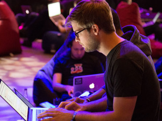 Mann-Laptop-Messe-2023-US-Alex-Kotliarskyi