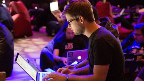 Mann-Laptop-Messe-2023-US-Alex-Kotliarskyi