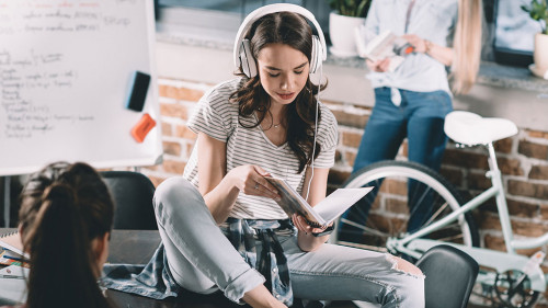 Studentinnen-145064237-DP-ArturVerkhovetskiy