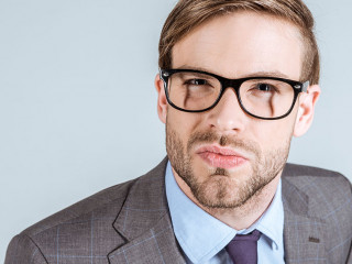 Anzugtraeger-misstrauisch-183866158-DP-SarkisSeysian