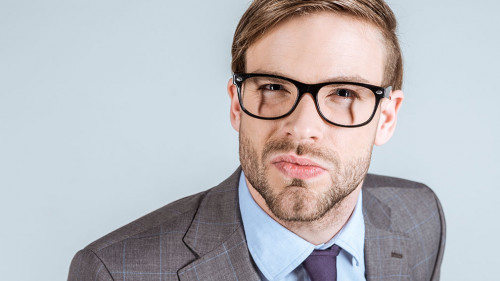 Anzugtraeger-misstrauisch-183866158-DP-SarkisSeysian