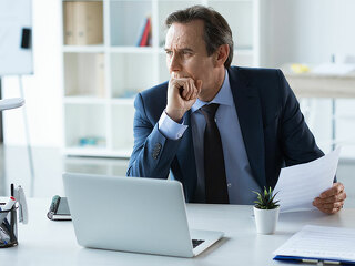 Anzugtraeger-Buero-Laptop-Papier-150400092-DP-AndreyBezuglov