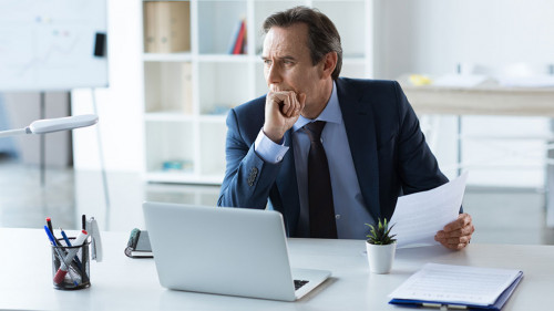 Anzugtraeger-Buero-Laptop-Papier-150400092-DP-AndreyBezuglov