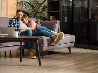 Paar-Sofa-185638848-DP-VitalikRadko