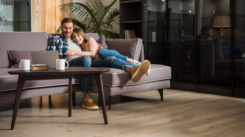 Paar-Sofa-185638848-DP-VitalikRadko