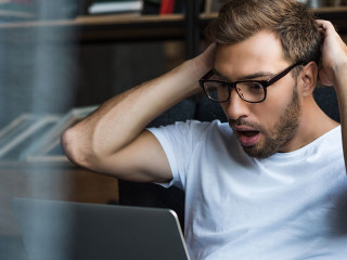 Mann-Laptop-Schock-168747022-DP-AllaSerebrina