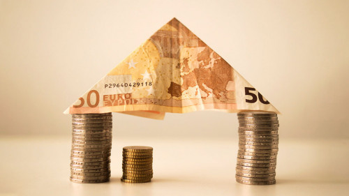 Muenzstapel-Geldschein-1017463-PB-Skitterphoto