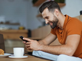 Mann-Smartphone-461515260-DP-AntonLozovoy