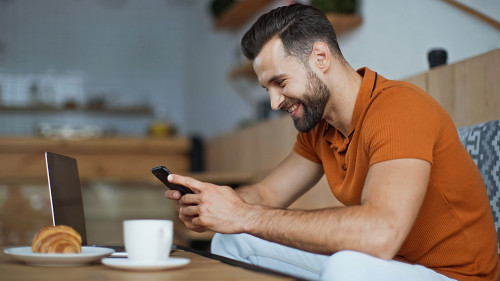 Mann-Smartphone-461515260-DP-AntonLozovoy