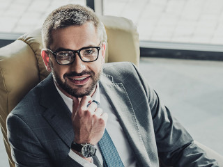 Anzugtraeger-selbtsbewusst-211235314-DP-AllaSerebrina