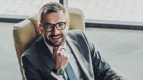 Anzugtraeger-selbtsbewusst-211235314-DP-AllaSerebrina