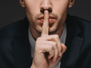 Anzugtraeger-Geheimnis-Geste-240056860-DP-EdZbarzhyvetsky