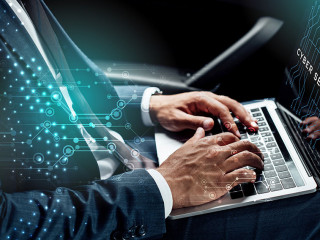 Anzugtraeger-Laptop-Cyber-Security-308529334-DP-IgorVetushko