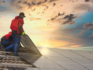 Handwerker-Fotovoltaik-Anlage-537638249-AS-mmphoto