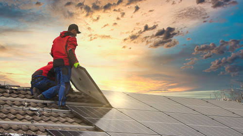 Handwerker-Fotovoltaik-Anlage-537638249-AS-mmphoto