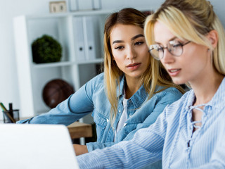 Frauen-Laptop-201318650-DP-AllaSerebrina