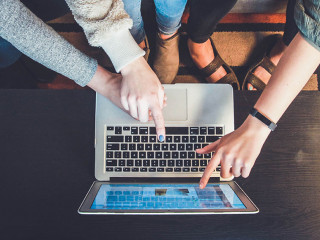 Freunde-zeigen-auf-Laptop-2FPjlAyMQTA-US-John-Schnobrich