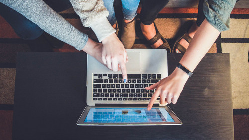 Freunde-zeigen-auf-Laptop-2FPjlAyMQTA-US-John-Schnobrich