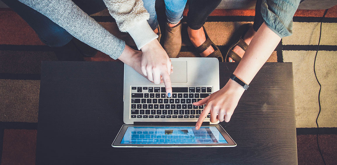 Freunde-zeigen-auf-Laptop-2FPjlAyMQTA-US-John-Schnobrich