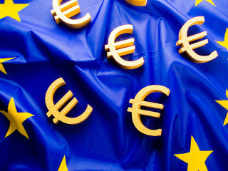 Europa-Flagge-Euro-Symbole-30731679-DP-JanPietruszka